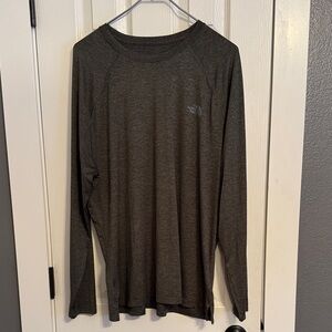 The North Face men’s long sleeve Poly blend base layer shirt. Size XL